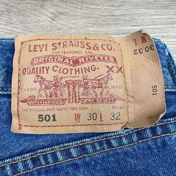 Vintage Levis Jeans Womens 30x32 Blue Button Fly Denim 90s Straight - Picture 10 of 13